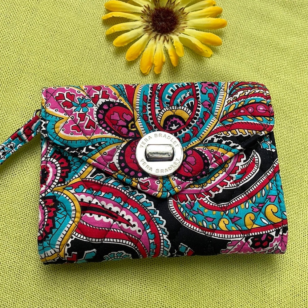 🌺 VERA BRADLEY; Beautiful Unique Floral Design Wristlet w/Zippered Pouch NICE!!